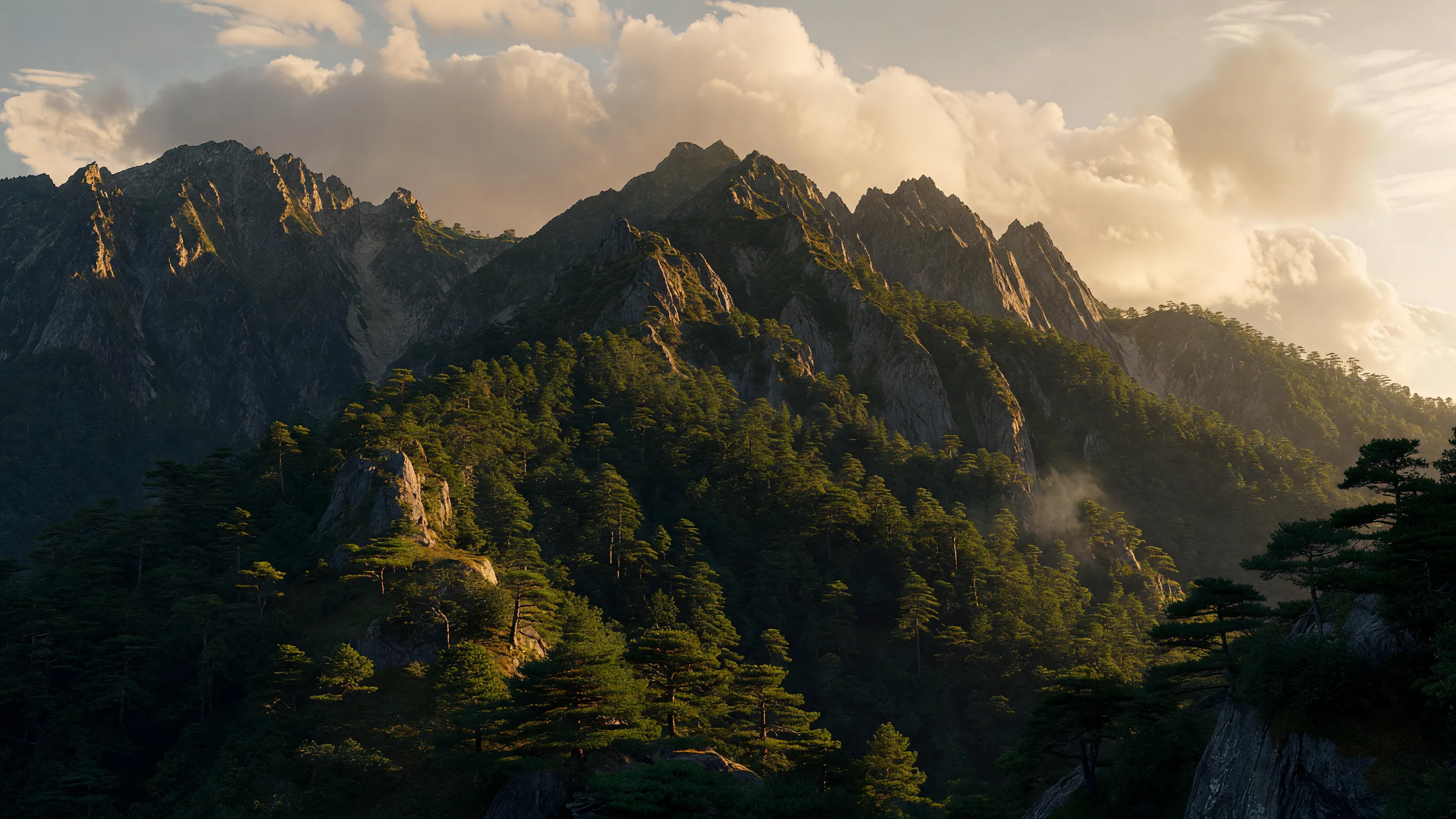 日本アルプスと松林の雄大な山岳風景